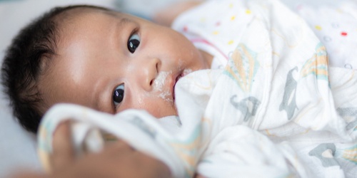 Penyebab Bayi Muntah Setelah Minum ASI dan Solusinya