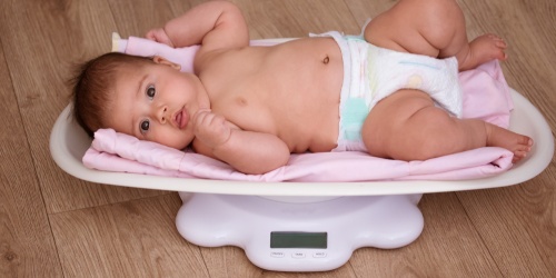 Berat Badan Bayi 6 Bulan Ideal Menurut WHO dan Cara Naiknya