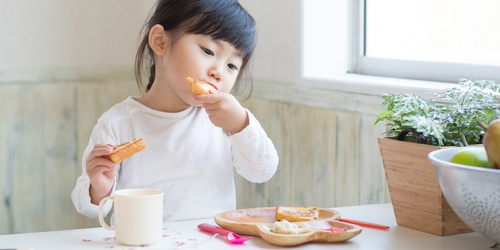 15 Camilan Anak 2 Tahun yang Tinggi Zat Besi dan Vitamin C