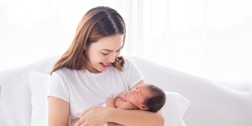 cara menggendong bayi baru lahir - SGM
