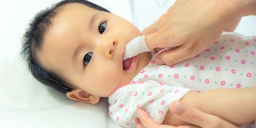 Cara membersihkan lidah bayi-sgm