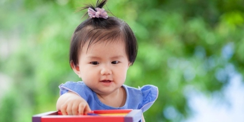 Ciri bayi cerdas usia 8 bulan - SGM