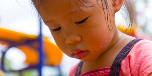 Ciri-ciri dehidrasi pada anak adalah bibir pecah-pecah, mata cekung, dan jarang buang air kecil. Apa akibat dehidrasi dan bagaimana mengatasinya?