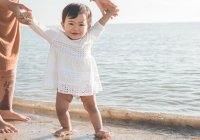 Umur Berapa Bayi Bisa Jalan dan Bagaimana Melatihnya?