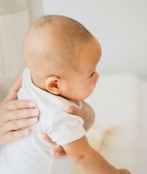 Banyak saran yang mungkin tidak asing mengenai cara untuk menghentikan bayi yang sering cegukan. Ketahui dulu penyebabnya dan anjuran berdasarkan fakta ini.

