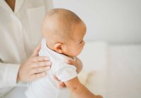 Berbagai Penyebab dan Cara Mengatasi Bayi Sering Cegukan