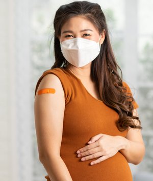 Vaksin saat hamil di tengah pandemi adalah hal yang bisa (bahkan perlu) untuk para ibu lakukan. Simak informasi lebih jelasnya, yuk, Bunda!

