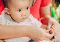 Perkembangan Bayi 7 Bulan, Si Kecil Sudah Bisa Apa?