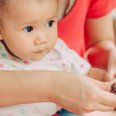 Perkembangan Bayi 7 Bulan, Si Kecil Sudah Bisa Apa?