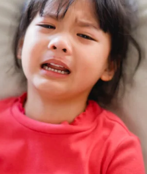 Anak tantrum biasanya karena ingin meluapkan emosi atau amarah tapi tidak bisa mengungkapkannya dengan kata-kata. Anak yang tantrum biasanya menangis meraung, menjerit atau berteriak, hingga berguling-guling di lantai. 
