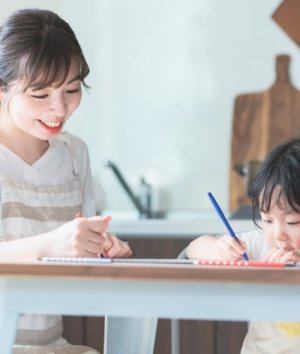Meski sudah sekolah, tapi anak usia dini perlu belajar di rumah agar semakin mahir. Berikut materi pelajaran anak PAUD yang bisa diajarkan.