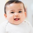Ketahui Umur Berapa Bayi Bisa Melihat & Cara Stimulasinya