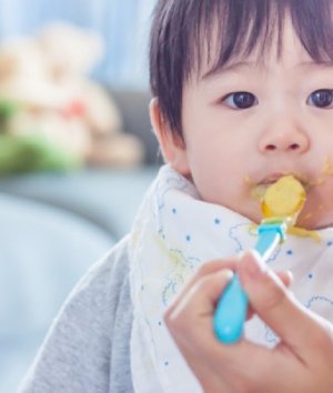 Anak yang tidak mau makan tentu bikin cemas dan khawatir. Bagaimana cara mengatasi anak 1 tahun yang susah makan?