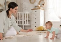 9 Cara Stimulasi agar Bayi Cepat Duduk dan Merangkak