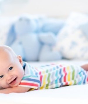Bayi umumnya butuh waktu 5 bulan untuk bisa berguling sendiri ke posisi tengkurap. Jadi, apakah wajar jika di usia 4 bulan ia belum bisa tengkurap?