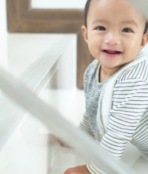 Bayi 12 bulan sudah semakin aktif bicara, lebih mandiri, dan mampu mengikuti perintah sederhana dari orang tua. Apa lagi ya perkembangan anak 1 tahun?