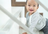 Perkembangan Bayi 12 Bulan, Si Kecil Sudah Bisa Apa?