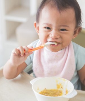 Tekstur makanan bayi 11 bulan sebaiknya dicincang kasar dan diberikan 3-4 kali sehari. Apa saja jenis MPASI yang boleh diberikan dan tidak?