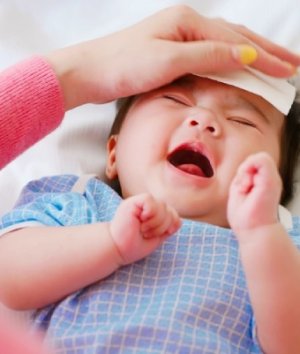 Kejang dapat terjadi akibat kelainan aktivitas sinyal listrik di otak yang mengatur fungsi dan gerak tubuh bayi. Apa ciri dan cara mengatasi bayi kejang?