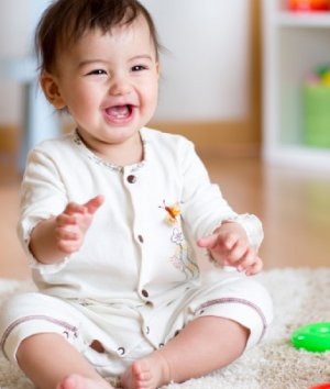 Normalkah jika bayi usia 8 bulan belum bisa duduk? Yuk, cari tahu penyebab dan cara stimulasinya di artikel ini, Bun.