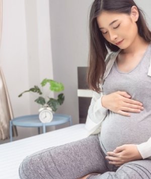 Keluar flek umum terjadi trimester pertama kehamilan. Apa penyebab flek muncul saat hamil serta bagaimana cara mengatasinya?