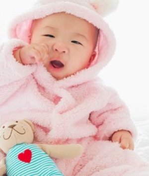 Ada banyak jenis mainan yang bisa membantu stimulasi perkembangan bayi usia 3 bulan. Cek di sini untuk macam-macam rekomendasinya!