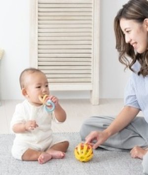 Apa manfaat memberikan mainan pada bayi 6 bulan? Yuk, cari tahu jenis mainan apa yang bagus untuk dukung perkembangan bayi 6 bulan.
