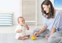 10 Rekomendasi Mainan Bayi 6 Bulan untuk Stimulasi Perkembangannya