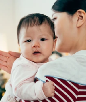 Bayi kadang mengalami kembung setelah menyusu. Agar tidak rewel, orang tua perlu tahu cara menyendawakan bayi yang benar untuk meredakan keluhan ini.