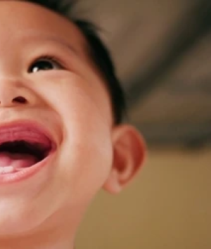 Bayi usia 9 bulan belum tumbuh gigi merupakan hal yang normal. Apa penyebab dan bagaimana cara agar bayi bisa cepat tumbuh gigi?