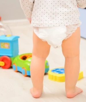 Ruam popok bayi adalah iritasi kulit di area yang tertutup popok. Ini bisa karena pemakaian popok terlalu lama dan ketat. Bagaimana cara mengatasinya?