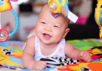 Normalkah Bayi 8 Bulan Belum Bisa Tengkurap Sendiri?