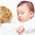 Bayi Lebih Baik Tidur Pakai Bantal atau Tidak?