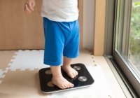 Cari tahu penyebab berat badan anak stagnan dan bagaimana solusi Bunda untuk mengatasinya.