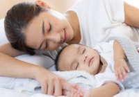 10 Cara Membangunkan Bayi untuk Menyusu yang Ampuh