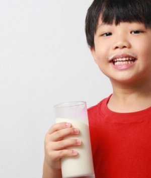 Susu UHT vs Susu Pertumbuhan, Mana Pilihan Tepat untuk Anak 2 Tahun?