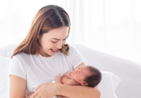 7 Cara Menggendong Bayi Baru Lahir yang Benar dan Aman