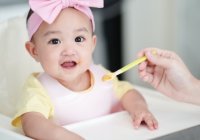 Tekstur Makanan Bayi 9 Bulan yang Ideal dan Cara Mengenalkannya