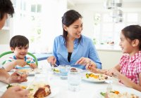 Tips Mudah Atur Pola Makan Sehat untuk Keluarga Selama Covid-19