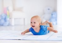Manfaat Tummy Time dan Cara Melatih Bayi Tengkurap
