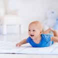 Manfaat Tummy Time dan Cara Melatih Bayi Tengkurap