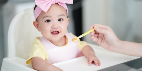 Tekstur Makanan Bayi 9 Bulan yang Ideal dan Cara Mengenalkannya