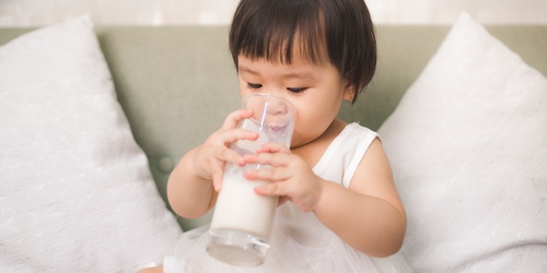 Anak berusia 2 tahun masih perlu minum susu untuk terus mengoptimalkan tumbuh kembangnya. Cek jenis susu yang tepat dan manfaatnya untuk si Kecil.